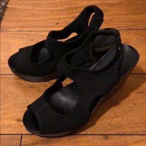 Black wedges